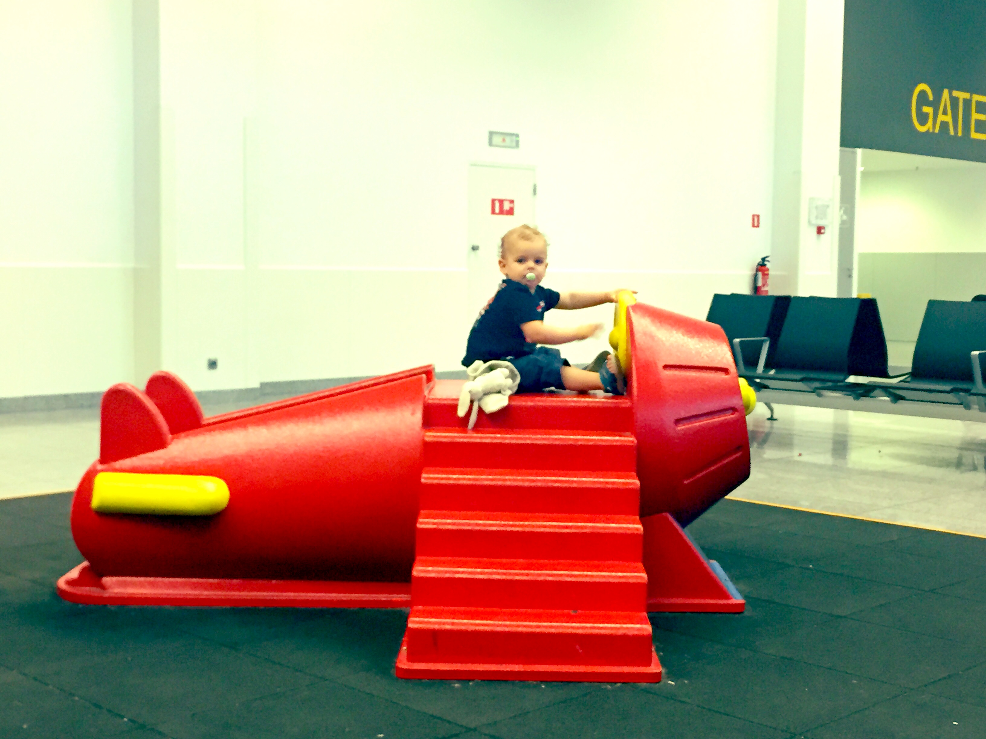 Les vacances en avion avec un bébé : supplice ou simple masochisme ? :-)
